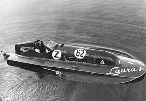 Mario Verga aboard Laura I, one of the magnificent racing boats powered by Alfa Romeo engines.